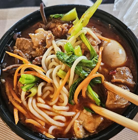 57. 牛腩麻辣米线 Beef Flank Hot & Spicy Rice Noodle